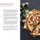 ZWETSCHGENKUCHEN MIT KNUSPRIGEN MANDELSTREUSELN. Links Rezepttext, rechts eine braune Torte mit Streuseln und Mandeln, daneben Pflaumen.