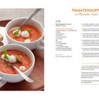 Titel: "Tomatensuppe mit Mozzarella-Kugeln". Links Suppenschalen mit roter Suppe und Mozzarella, daneben Brotscheiben.