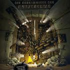 Oben steht "DIE GEHEIMNISSE DES UNIVERSUMS". 

Darunter ein mit Ketten verschlossenes Tor, umgeben von Totenschädeln. Ein gelbes, dreieckiges Wesen spricht: „Huiuiui! Echt jetzt? Wow, das sollte nicht öffentlich werden ...“
