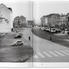 Text links unten: „Blick über die planierte Trümmerlandschaft (später Bertha-von-Suttner-Platz)…“  
Stadtansicht, Autos, Straßenbahn, Gehweg.