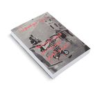 Arabische Schrift in Rot auf einem Buchcover mit verschwommenem Foto von Personen auf der Straße.