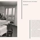 Charlotte Perriand: L'Art d'habiter. Katia Baudin. Eine lächelnde Person hält Pläne in einem hellen Raum.