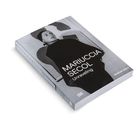 Auf dem Buchdeckel steht "MARIUCCIA SECOL - Unraveling". Schwarz-weißes Porträt einer Frau, Museum Susch.