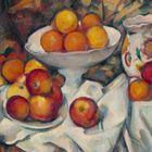 Eine impressionistische Stillleben-Malerei: Schale mit Orangen, Äpfeln, einem Krug und Tischtüchern.