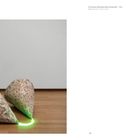 "Two Cones with Green Neon Connection, 1968." Zwei konische Skulpturen mit grünem Neonlicht auf Holzboden.