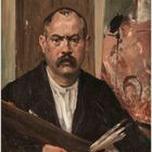 Ein Gemälde eines bärtigen Mannes mit ernstem Blick, hält Pinsel und Palette. Im Hintergrund eine abstrakte Leinwand.