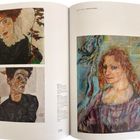 Seite zeigt Illustrationen von Porträts mit dem Titel "Grosse Lieben" oben rechts. Darunter sind beschreibende Texte.