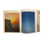 Links: "The Stolen King", Ölgemälde, zeigt steile Klippen vor orangefarbenem Himmel. Rechts: Blauer Himmel mit Mondsichel.