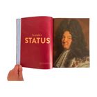 Links steht "Sozialer STATUS" auf rotem Hintergrund, rechts ein Portrait eines Mannes mit lockiger Perücke.