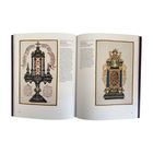 Seite 70 bis 73: Texte beschreiben historische Reliquienschreine. Links und rechts Illustrationen von kunstvollen Schreinen.