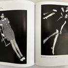 Links: Cathy in Twiggy-Look auf Stuhl, Hamburg, 1969. Rechts: Cathy, Birgitta, Sunny für Falke, 1969. Schwarz-weiß Fotografien.