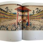 Illustration eines Sumo-Wrestling-Turniers mit farbenfrohen Details und zahlreichen Zuschauern auf den Rängen.