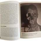 Seite mit Text über politische Zensur und Verfolgung, rechts ein Foto eines Mannes mit Totenkopf. Seitenzahlen 42 und 43.