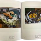 Linke Seite: "Juan Gris, Der Tisch und der Sessel, 1925." 
Rechte Seite: "Georges Braque, Glas, Fruchtschale, Banane, 1925." 
Beide Gemälde sind abstrakt.