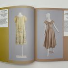Links: „Sommerkleid ca. 1927“. Hellgelber Stoff mit blauer Stickerei. Rechts: „Cocktailkleid für ein Mädchen ca. 1958“. Rosé-seidiger Stoff.