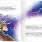 Text: Monika Larsen, "...das Rascheln des Geschenkpapiers...". Illustration: Rentier mit Elf und Geschenken, Weihnachtsmann im Schlitten am Himmel.