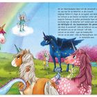 Text: "Auf der Silbermondwiese haben sich alle versammelt..." Bunte Einhörner, Feen und Meerjungfrauen feiern in fantasievoller Landschaft.