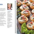 Ziegenkäsetörtchen-Rezept. Zutaten und Anleitung beschrieben. Rechts Törtchen mit Feigen und Salatblättern auf Holzbrett.