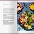 Grüner Spargel Niçoise mit Thunfisch und Safran-Vinaigrette. Rezept mit Zutaten und Zubereitung. Teller mit bunten Zutaten.