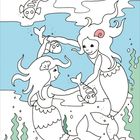 Zwei Meerjungfrauen spielen mit Fischen im Wasser, umgeben von Pflanzen. Ozeanszene in Schwarz-Weiß mit blauen und grünen Akzenten.