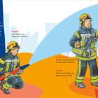 "Gut geschützt" erklärt die Schutzkleidung von Feuerwehrleuten; Helme, Visier, Handschuhe u.a. gegen Hitze und Rauch.