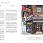 Texte: Lexington Candy Shop, 1226 Lexington Avenue, Upper East Side, Soda Candy Luncheonette. 

Illustration: Straßenecke mit Ladenfront, Markisen und beleuchtetem Schild.
