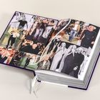 Ein geöffnetes Buch mit Fotos von einer Person auf dem Laufsteg, umgeben von Models und bei Modeschau-Veranstaltungen.