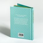 Text: „Eleganz ist die einzige Schönheit, die niemals vergeht." Audrey Hepburn Buch, hellblau, Rautenmuster.