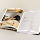 "Inhalt: Teil Eins: Wohnen im Vintage-Stil. Teil Zwei: Homestorys. Links Holzküche mit Schüsseln und Pflanzen."