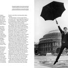 Vor der Royal Albert Hall hält eine Person mit Brille begeistert einen Regenschirm. Links ein langer Text über Musik.