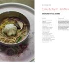 Links Rezepte Zutaten und Zubereitung: Shiitake, Nudel, Brühe. Rechts Schüssel mit Suppe, Pilzen, Gemüse.