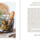 "MEINE WELT IM EINMACHGLAS" und "Carolin Jahn". Links: Brot und Einmachgläser in einem Korb auf einem Tisch.