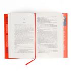 Links, rotes Buch mit Text auf dem Schutzumschlag. Rechts, Buchseiten mit Kapitelüberschrift „11 HELGA“. Rotes Leseband.