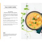 "THAI-CURRY-SUPPE für 4 Personen. Zutaten: Rote Curry-Paste, Kokosmilch, Reisnudeln, Tofu."  
Rezeptanleitung mit Foto einer Suppe.