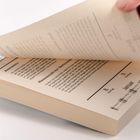 Mehrere Buchseiten, eine wird umgeblättert. Sichtbar: "9. Januar", "Händewaschen mit Ausweichcocktail", "8. Montag".