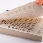 Ein aufgeschlagenes Buch mit handschriftlichen Notizen und kleinen Symbolen. Eine Hand blättert eine Seite um.