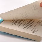 Der Text auf dem Buch lautet "Witze Kalender", "10. Januar", "11. Januar" und "Januar". Eine Hand blättert eine Seite um.