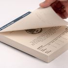 Der Text auf dem Buchdeckel lautet: "Der Bürokalender". Hände blättern die Seiten um.