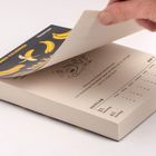 "Der Männer-Kalender" mit gelben Bananen auf dem Umschlag. Eine Hand blättert die Kalenderseite um.