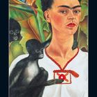 Kalenderseite zeigt März 2021. Illustration: Eine Frau mit schwarzen Haaren und Affen vor grünen Blättern.