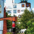 März 2021. Kalender mit auffälliger Architektur, darunter ein farbenfrohes Gebäude mit einer gold-blauen Kuppel.