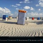 Zahlen 1-31 unten, in der Mitte große Zahl 3. Strandkörbe auf sandigem Strand mit welligem Muster und blauem Himmel.