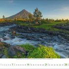 Kalenderblatt März 2021, Tage in hellgrün: 3, 7, 14, 21, 28. Vulkanlandschaft mit Bach und grüner Vegetation.