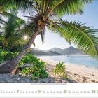 März-Kalender: Grüne Zahlen auf weißem Hintergrund. Tropischer Strand mit Palmen, Sonne und klarem Wasser.