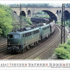 Text: "150 198-0 mit einem Güterzug auf der Main-Weser-Bahn nahe Bebra." Zwei grüne Lokomotiven ziehen Güterzüge unter einer Brücke.