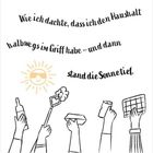 „Wie ich dachte, dass ich den Haushalt halbwegs im Griff habe – und dann stand die Sonne tief.“ Illustration: Hände halten Reinigungsutensilien, unten Kalender März 2027.