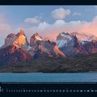 Der Text am Bildrand erwähnt einen Kalender für März 2024. Es zeigt dramatische, schneebedeckte Berge im Sonnenuntergang.