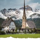 "Selbhorn, Salzburg, Steinernes Meer, Österreich". Kirche vor schneebedecktem Berg, grüne Wiese, dörfliche Gebäude.