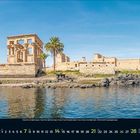 März-Kalender mit Zahlen, antike Ruinen am Wasser, Palmen, blauer Himmel.
