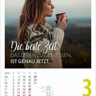 "Die beste Zeit, das Leben zu genießen, ist genau jetzt." Frau hält Tasse; Kalender zeigt "Mittwoch, 1. März".